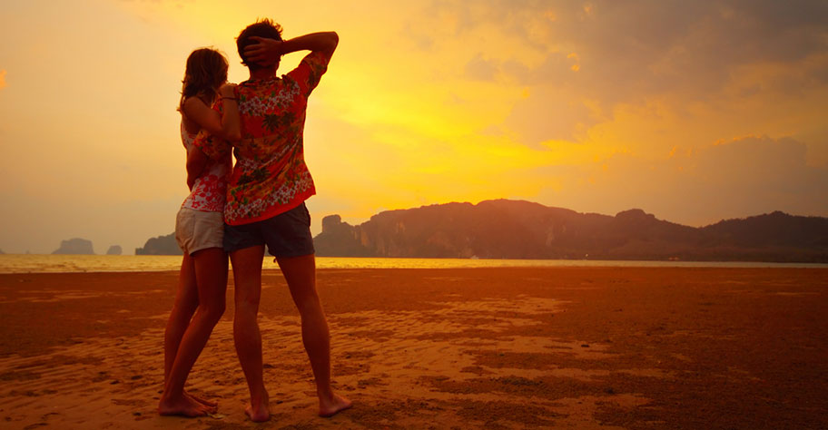 Madagaskar Flitterwochen Sonnenuntergang madagaskar hochzeitsreise paar geniesst den sonnenuntergang