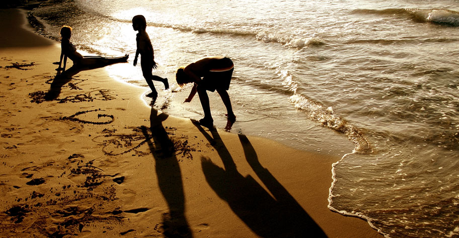 Kenya Familien Reisen Mutter mit Kindern am Beach Abend