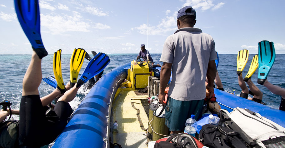 Tauchboot auf Zanzibar, Taucher springen ins Wasser