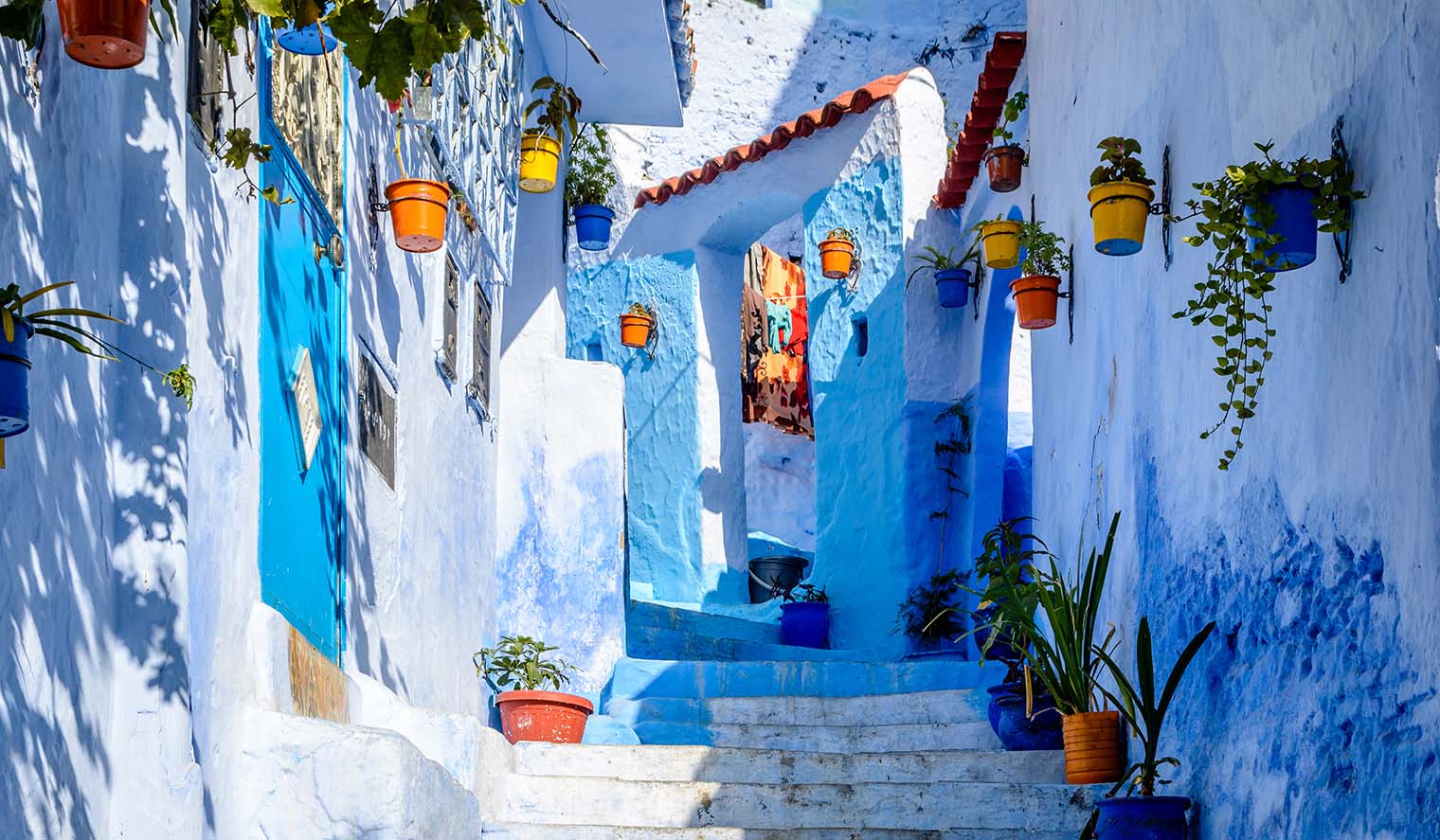 Gasse in Chefchaouen auf Gruppenreise in Marokko